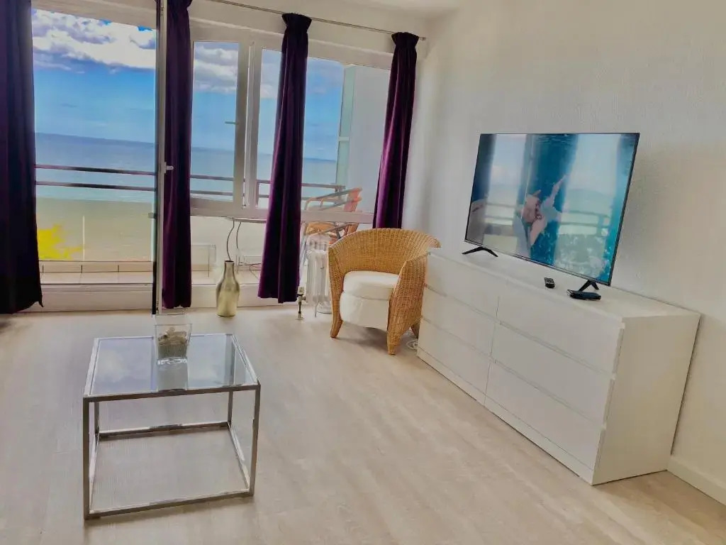 Studio-Apartment mit Panorama-Meerblick und direkter Strandlage in Scharbeutz
