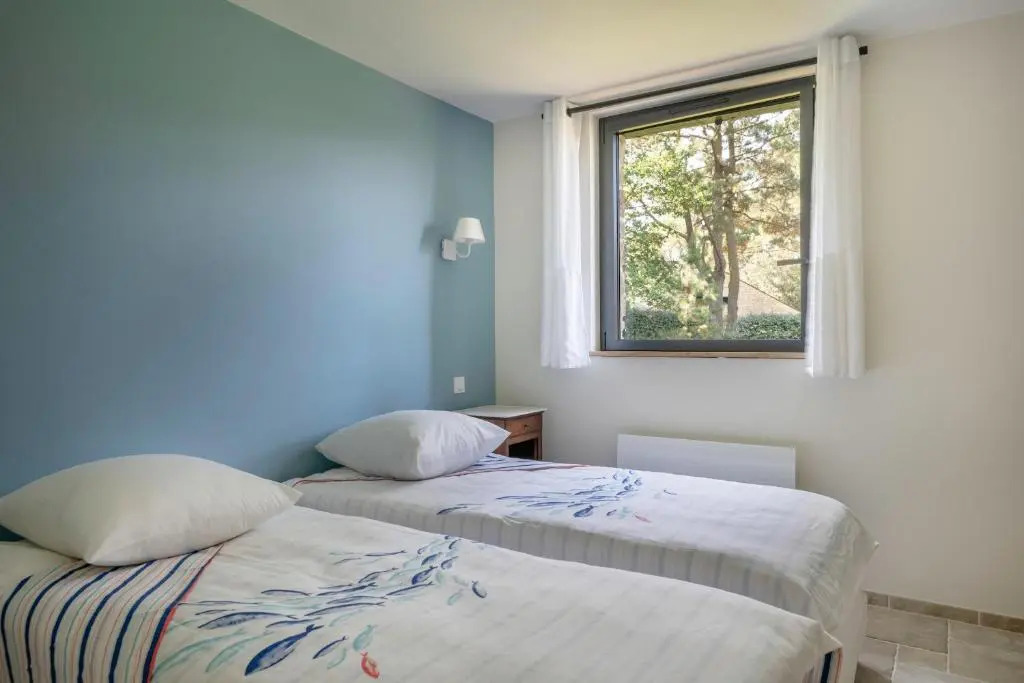 Superbe maison dans un parc boise a 5 min a pieds de la mer