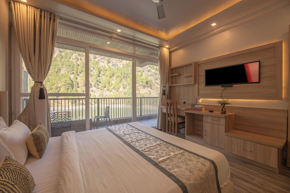 Alaya Stays Lakefront Escape 2BHK Suite