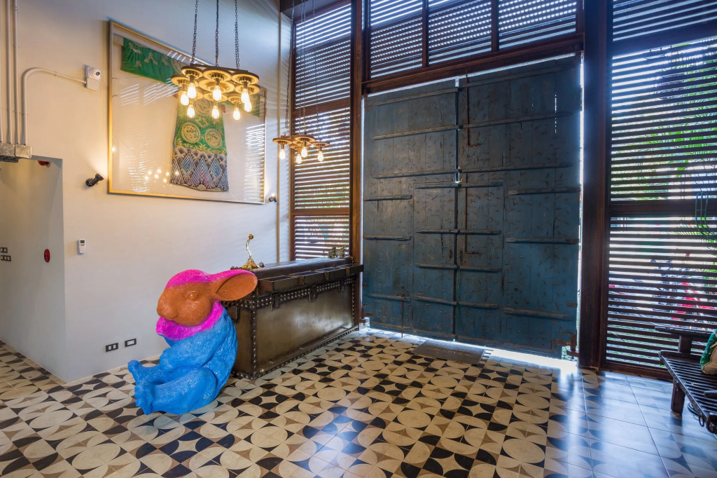 River Art Hotel