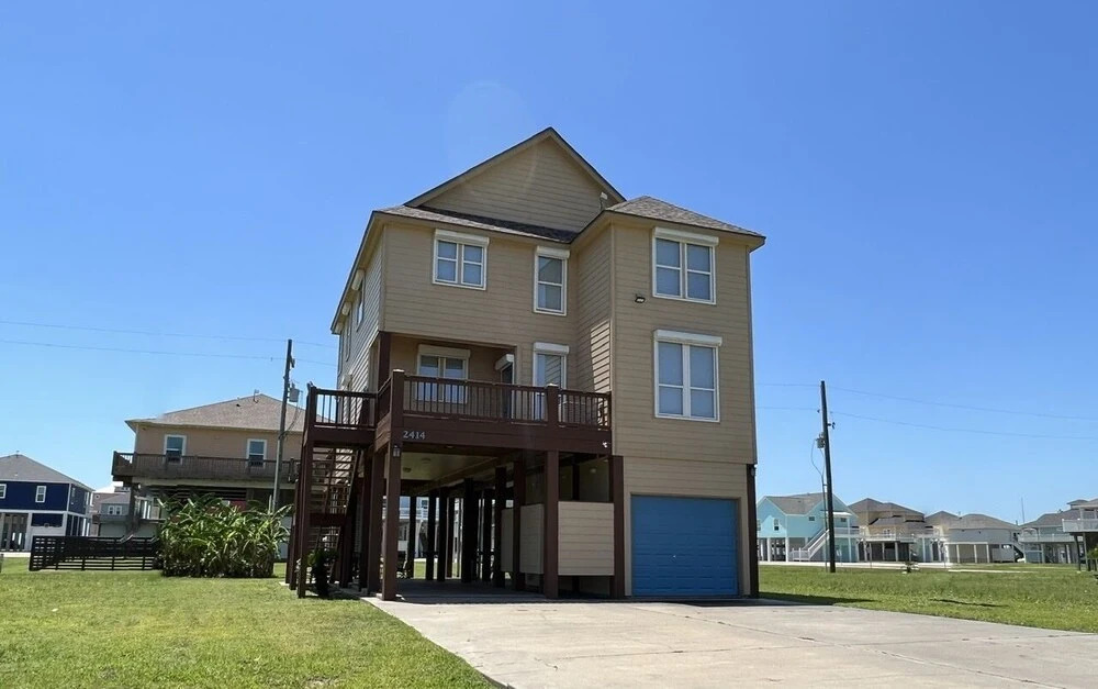 Sea-renity 3 Bedroom Home by Redawning