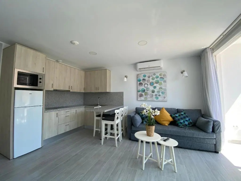 Billys Marina 360 with pool access
