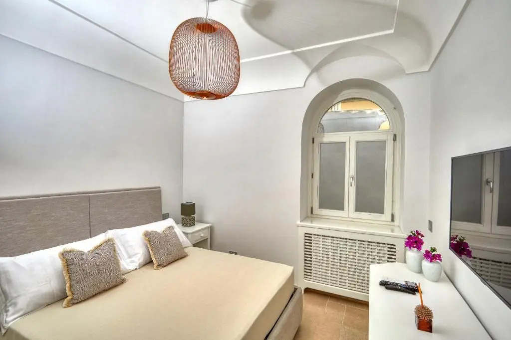 Roberhouse Tragara 37