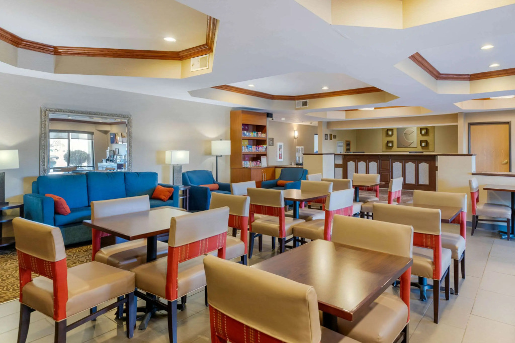 Comfort Suites South Haven near I-96