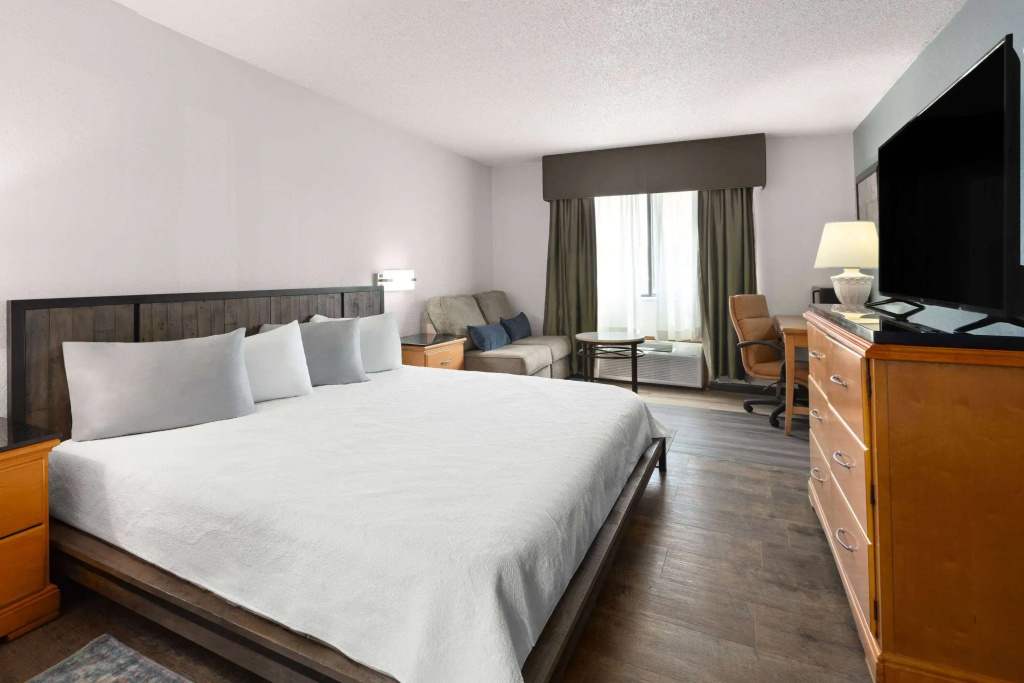 Travelodge by Wyndham Redwood Falls