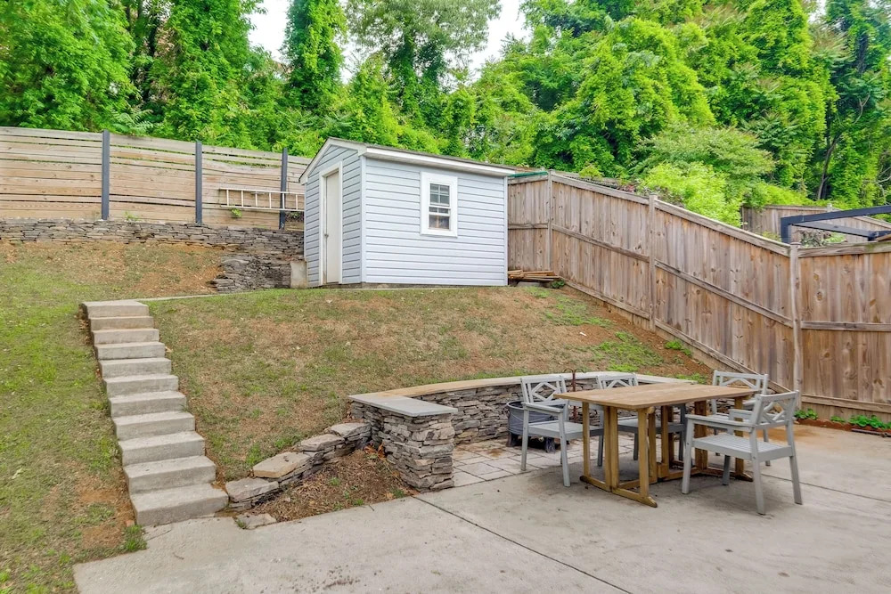 Arlington Townhome w/ Furnished Patio!