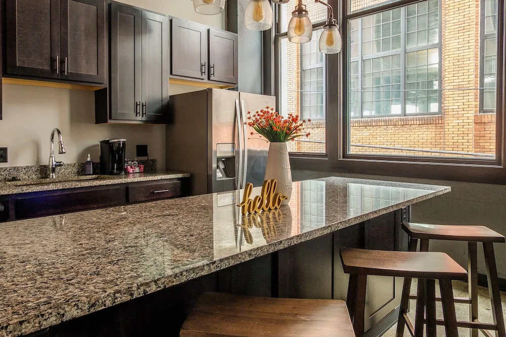 Strip District Apts with Wifi by Frontdesk