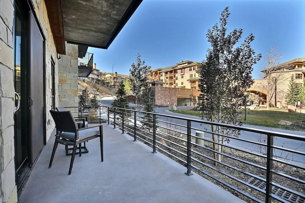 Ski In Out Modern 2BR Residence in Canyons Village