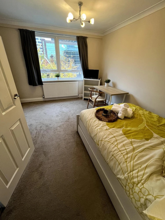 2 Bed Flat - 9-12 Mins to Central London Sleeps 4