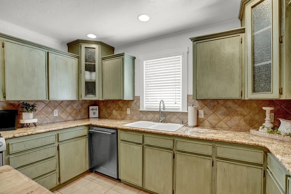 Upscale Home 15 Min Walk to Main St. With Grill!