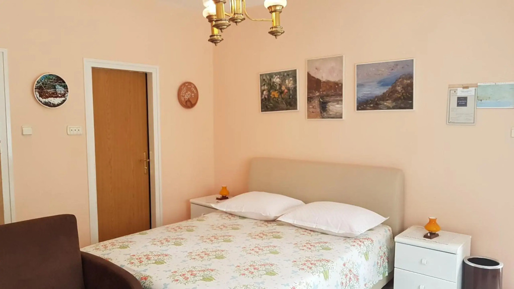 Apartments Anita - One Bedroom Apartment with Garden