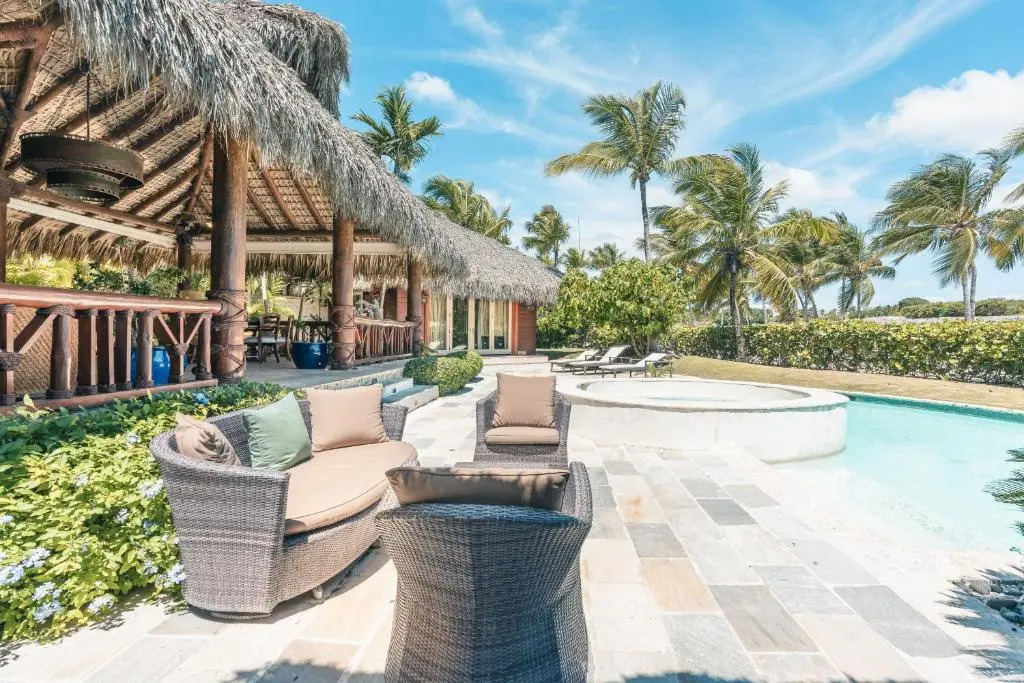 Unique Haven Free Access to Eden Roc Beach Club