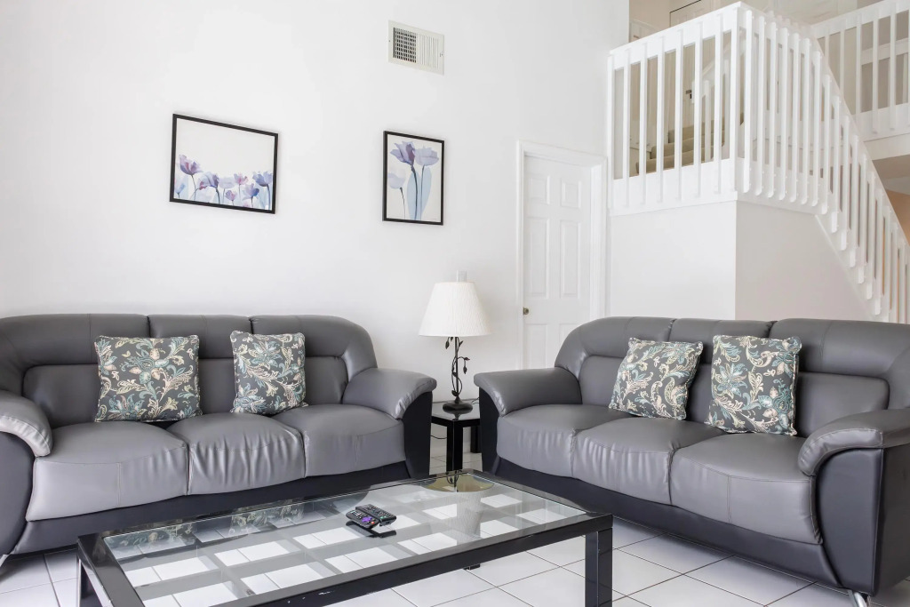 3 Bedroom 2.5 Bathroom Villa with Lakeside Pool, Kissimmee, US
