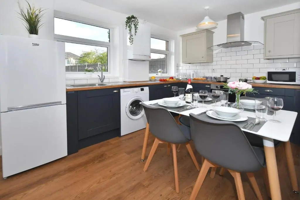 Orion House - sleeps 6, driveway, garden