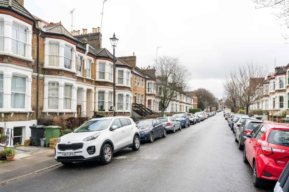 NEW Stylish 1 Bedroom Flat With Garden London