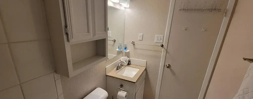 Beach access Condo Nice pool/hot tub area w/bbq 2 Bedroom Home by RedAwning