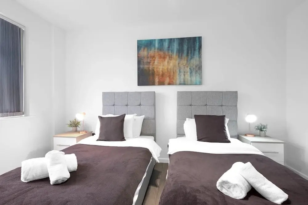 Spacious 5BR 3BA Serviced Hse in Croydon