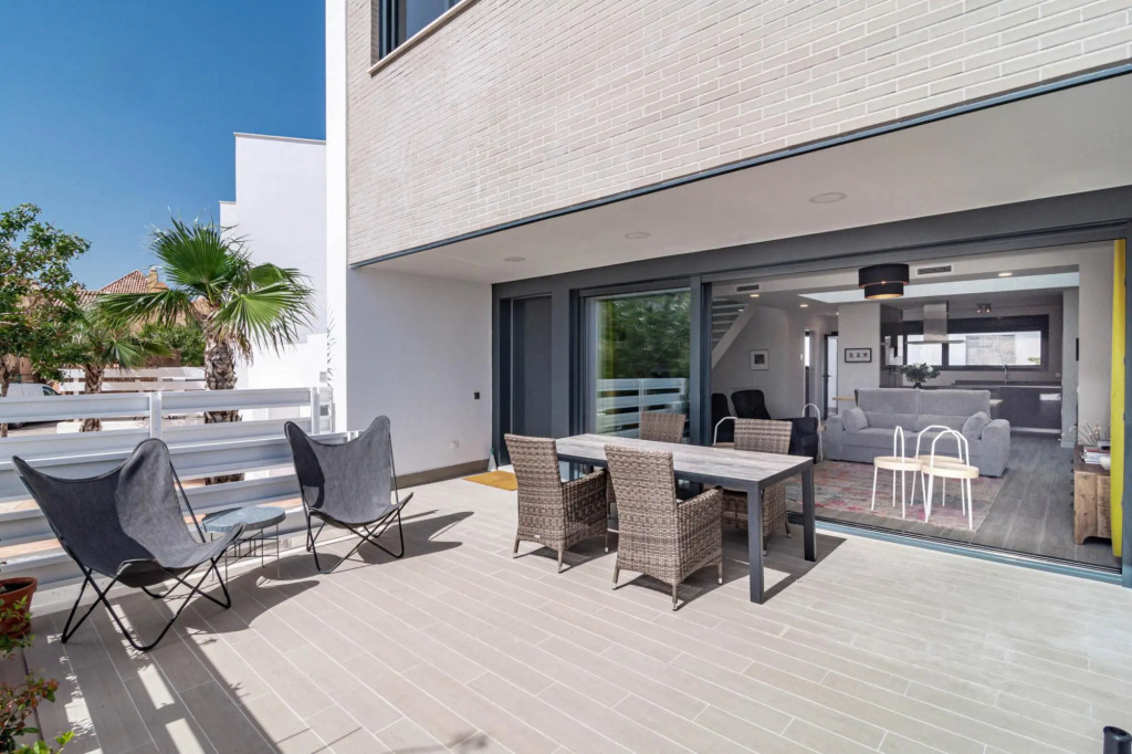 LMT46- Spacious townhouse modern style