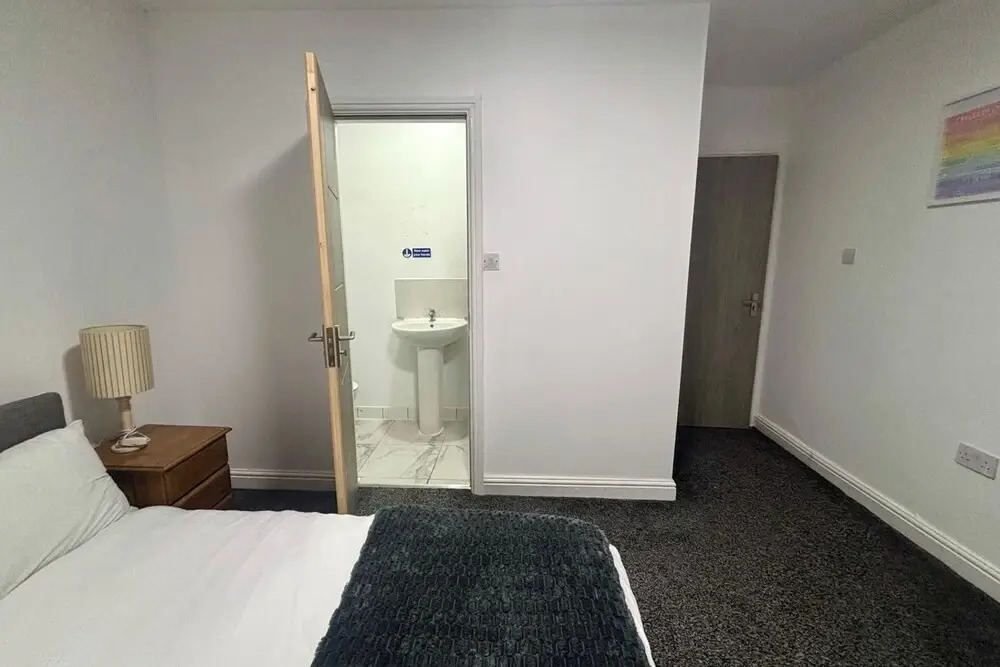1 Room Ensuite Flat - Sleeps 2 With Sky Full Fibre