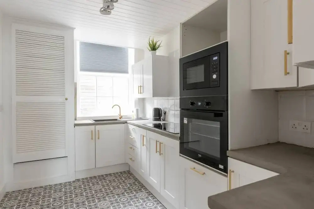 Bright And Elegant 3 Bedroom Seafront Apartment