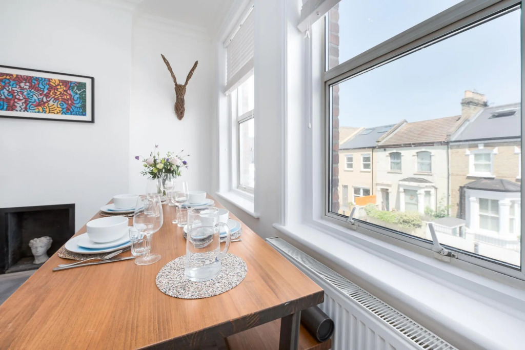 Bright two Bedroom Flat in Fashionable Fulham by Underthedoormat