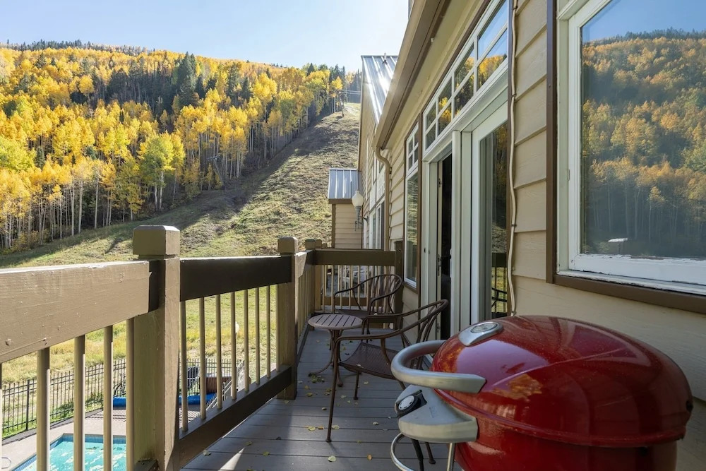 Slopeside Paradise Penthouse At Lift 7, Views, Fireplace, Deck, Hot Tub 3 Bedroom Condo by RedAwning