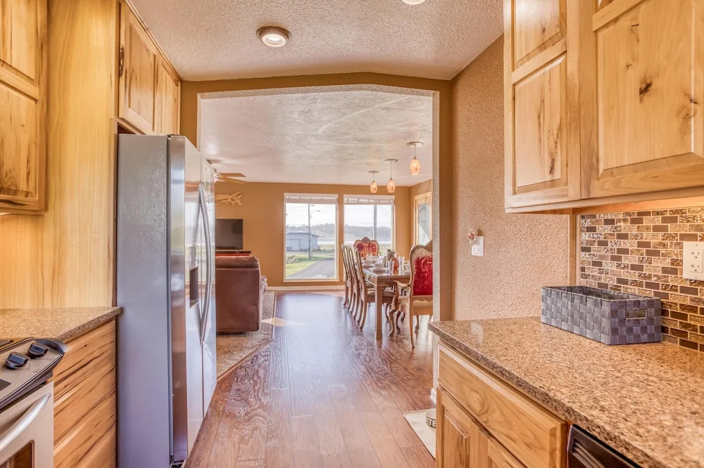 Charming Bungalow with Game Room and Scenic Views - Delightful Coastal Retreat