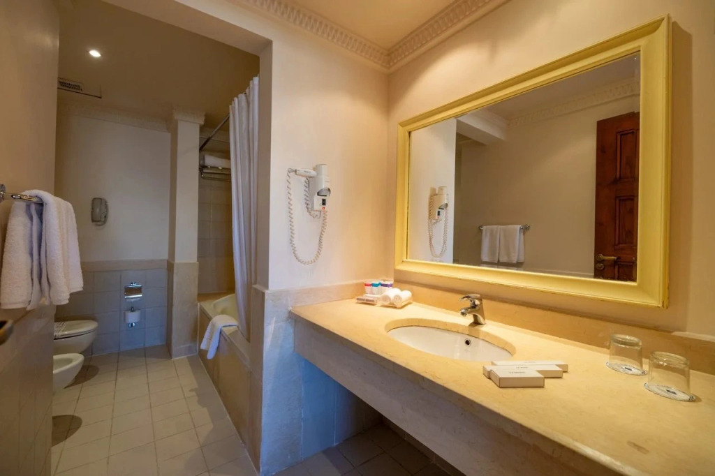 Курортный Отель Continental Plaza Beach Resort