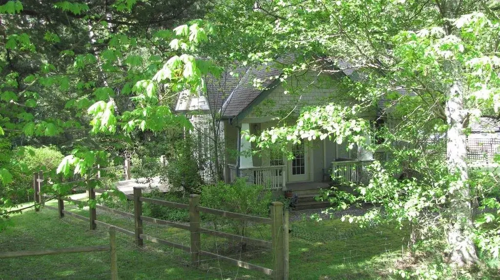 Wisteria Honeymoon Cottage