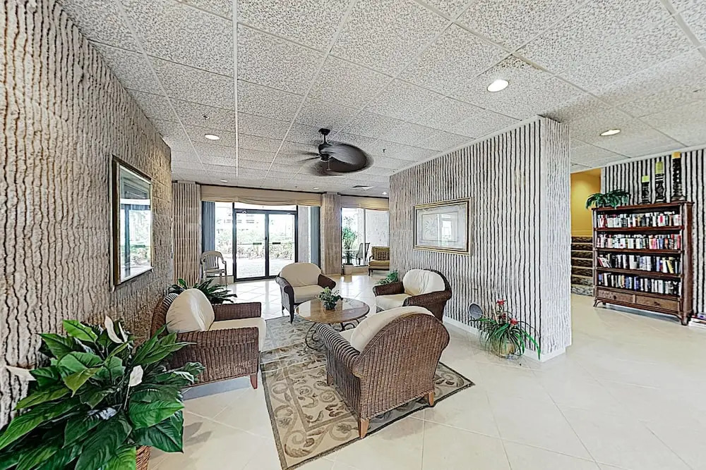 Chic High-rise W/ Gulf Views, Pool & Hot Tub 2 Bedroom Condo