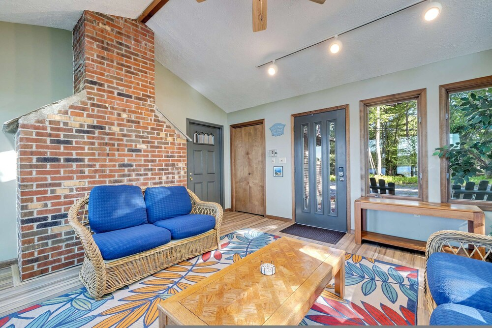 Lakefront Poconos Retreat w Hot Tub Dog Friendly