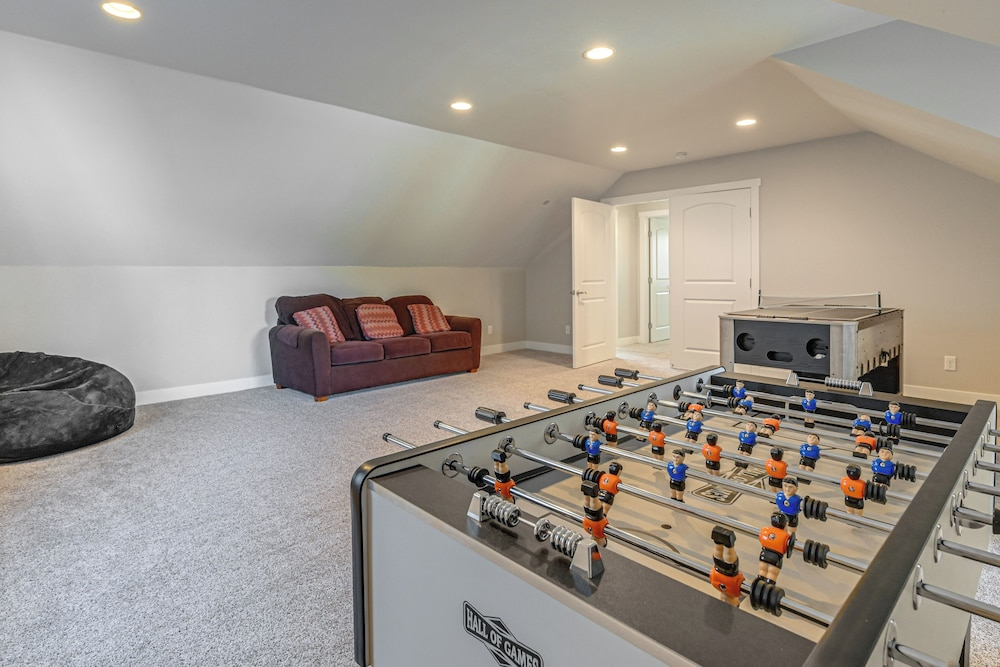 Family Home w/ Game Room, 3 Mi to Dtwn Flagstaff