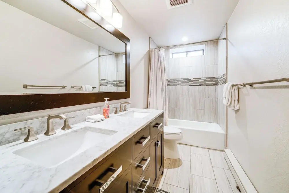 3 Mi to Diamond Peak: Mtn-view Home w/ Fireplace