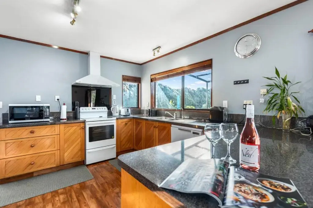 Courtside Quarters - Waihi Beach Holiday Home