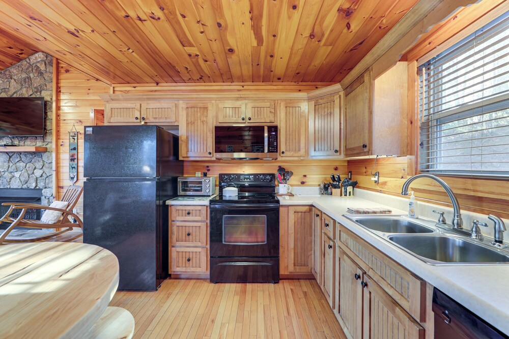 Mtn-view Getaway w/ Lake Access in Whittier!