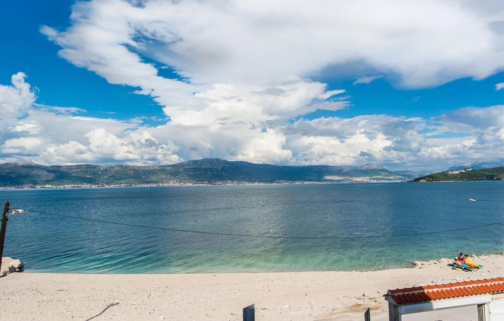Stunning Apartment in Slatine With Wifi