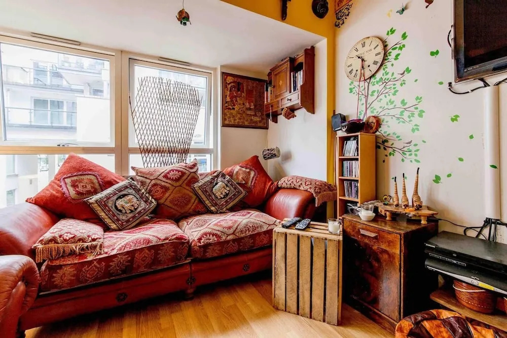 Amazing Riverside Boheme Home in SW London!