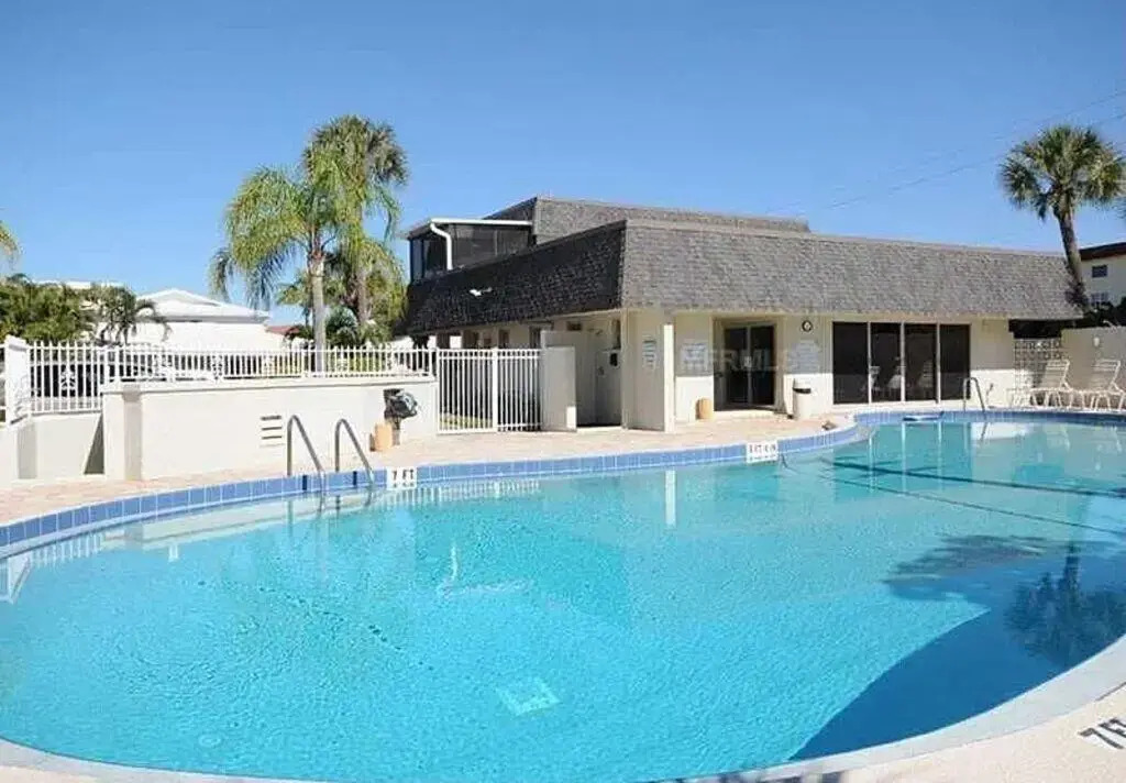 Beachfront Condo! Gulf View From All Rooms, Pool, Chairs Provided