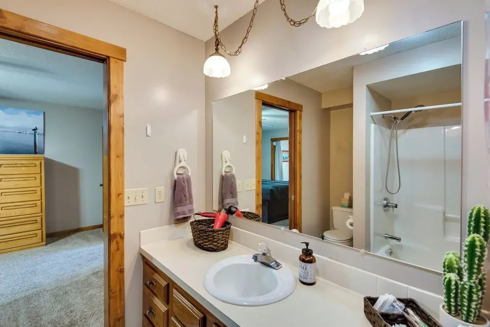 5 acre Graceland Family Home in West Des Moines
