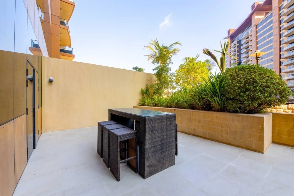 Luxury Urban Chic Apt on Palm w Prvt Beach Access