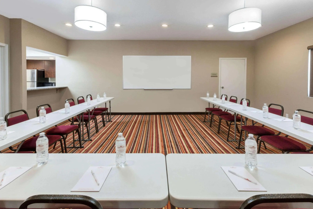 Hawthorn Suites by Wyndham Southfield