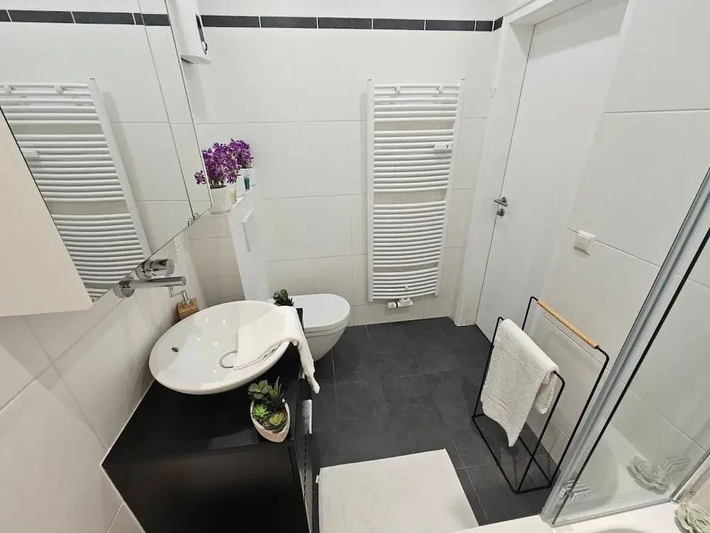Ideal city stay 1BR near train station