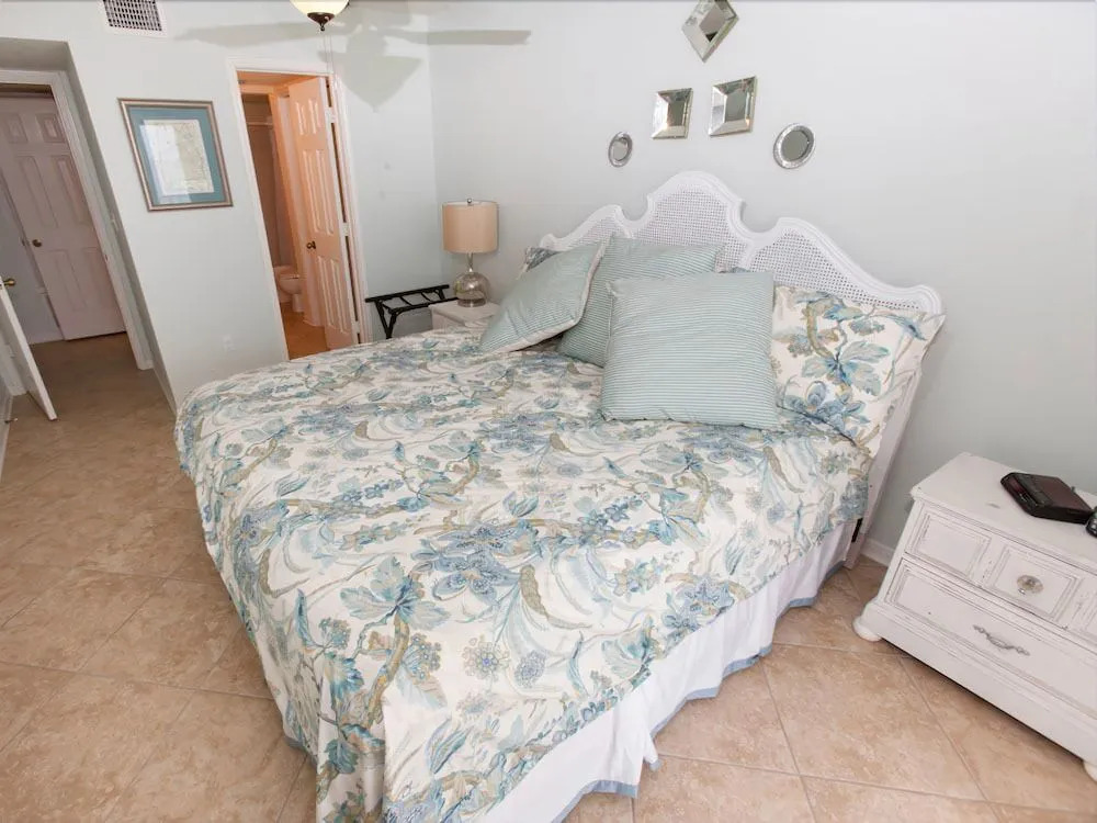 Ocean 2503 - 2 Br condo by RedAwning