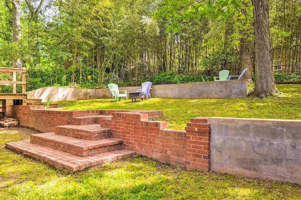 Takoma Park Apt w/ Wood Fire Pit < 8 Mi to DC