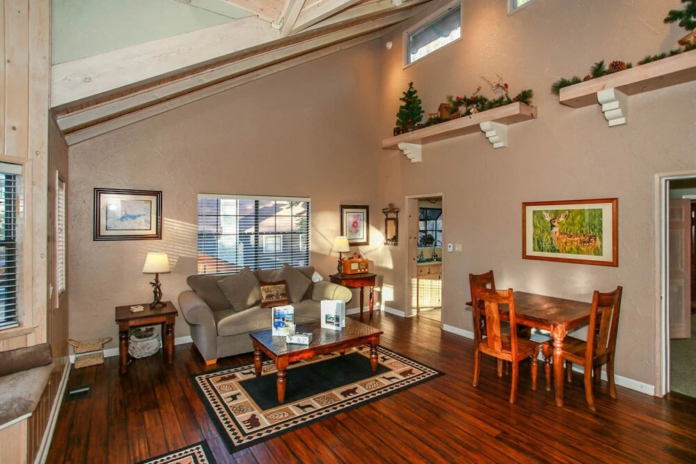 Acorn Cottage - Super Cute Cozy Cabin In A Great Location. Walkable To The Village 2 Bedroom Home