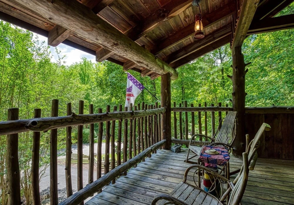 ER69 - Rachels Tree House - Great location, Close to all the action! cabin