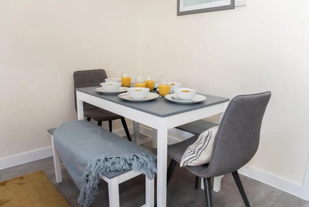 Lovely 2-Bedroom Seaside Retreat with Free Parking