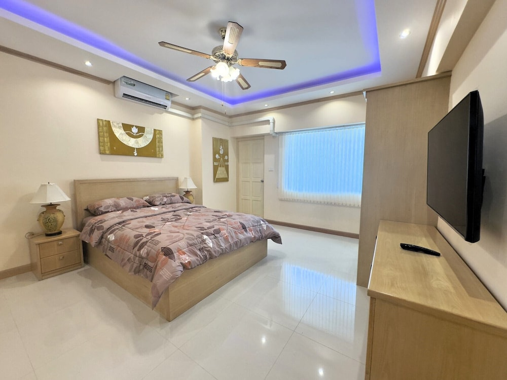 Stylish 1-bedroom Corner Condo Near Thepprasit Night Market -keha Condominium