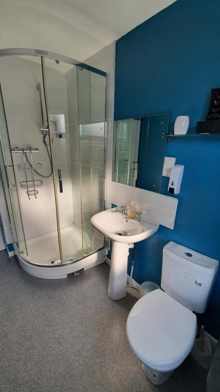 Contractors, City Centre, Parking, 3 Double Rooms, Netflix, Cosy