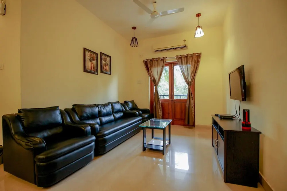 OYO 9887 Home 3BHK Near Club Cubana